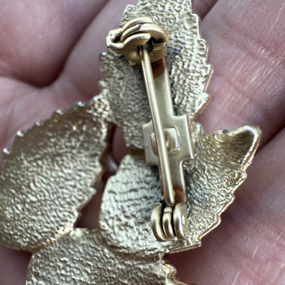 VINTAGE BRUSHED GOLD TONE LEAF LEAVES BROOCH PIN 1 3/4